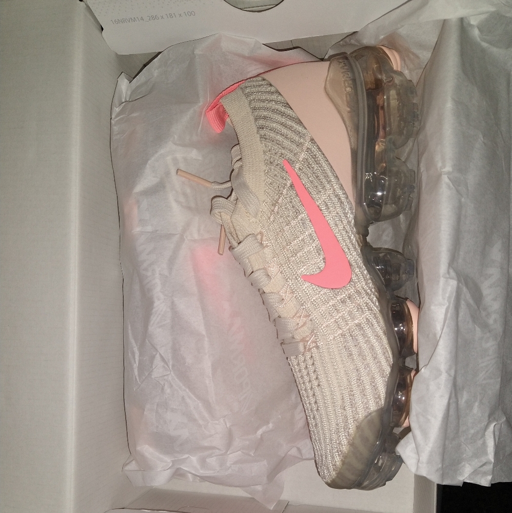 Women's Nike Air vapormax atomic pink and cream white size 5 again size 5